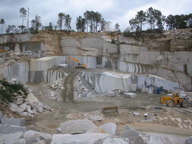 columbarium monument funeraire vases jardinieres granit funeraire